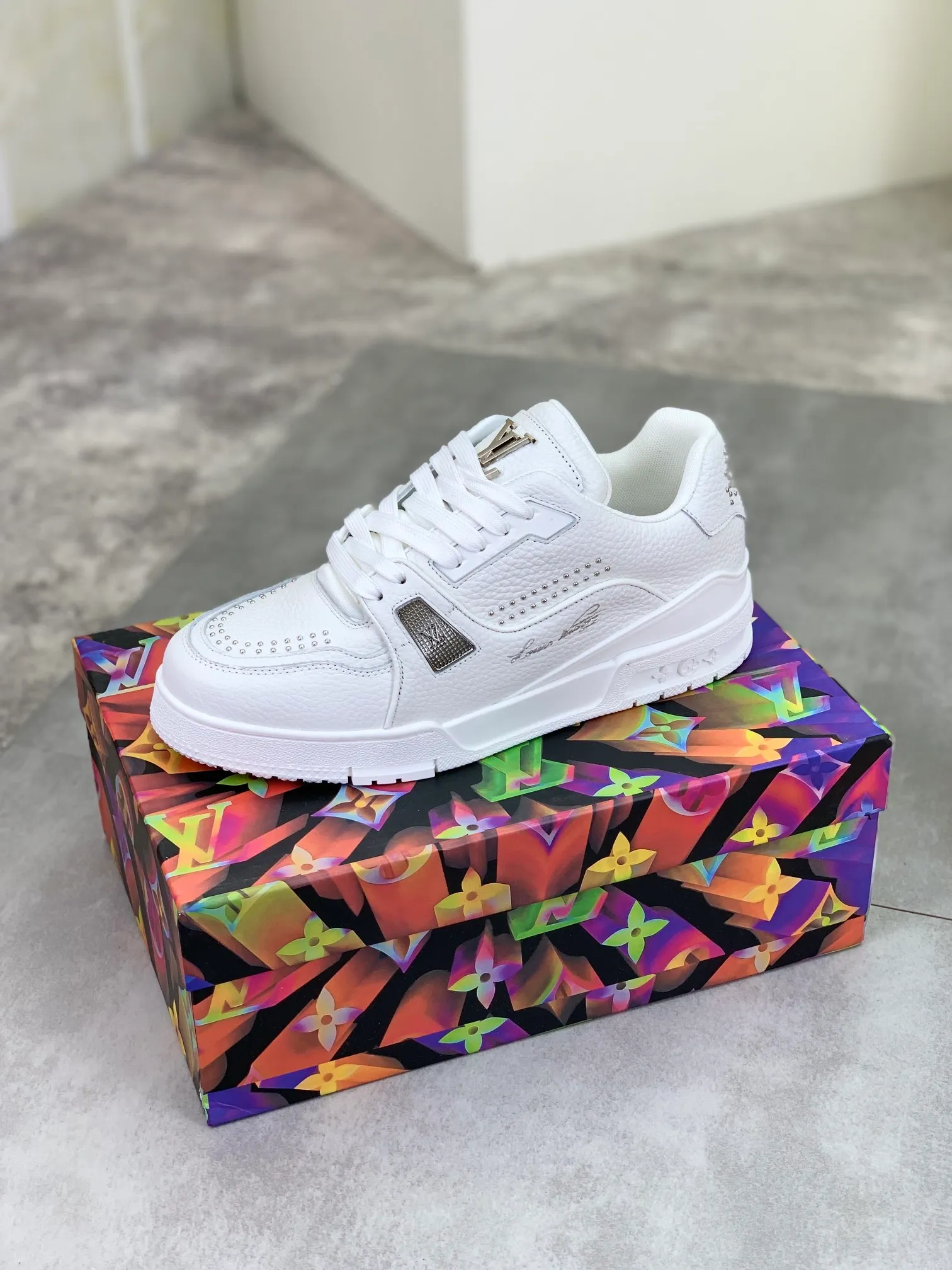 Men's shoes 💰P600 New style 💰💎💎Latest color High version 2025Louis*Vuitto* LV Traine Catwalk TRAINER outsole and fabric private model A shoe that definitely costs a lot of money and effort. This series was designed after the arrival of Vifgil. It is favored by many fans every season. Original TPU outsole Original packaging Men's size: 38-45 (46 can be customized) Color: black and white optional (available from stock, super fast delivery)